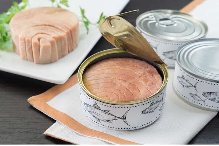 Ensalada de lechuga y tomate con atún en conserva y paella congelada.